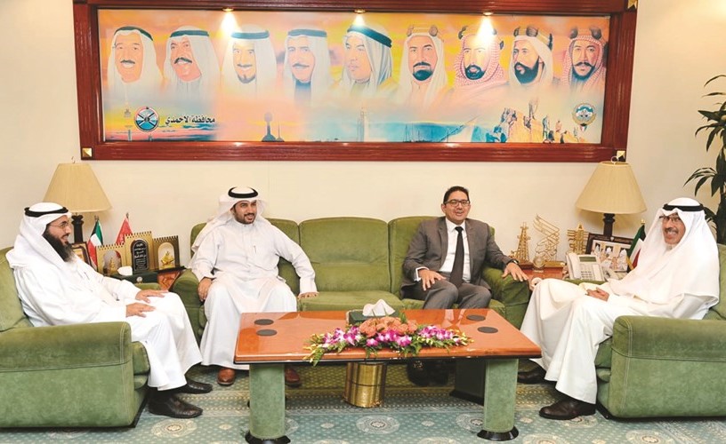 محافظ الأحمدي الشيخ فواز الخالد مستقبلا مدير مستشفى العدان والوفد المرافق ﻿
