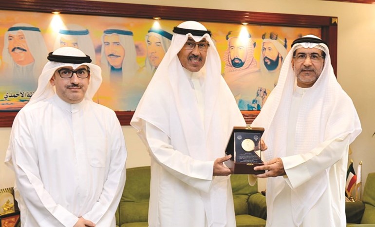 الشيخ فواز الخالد يقدم درعا تذكارية إلى د.عيسى الأنصاري ﻿