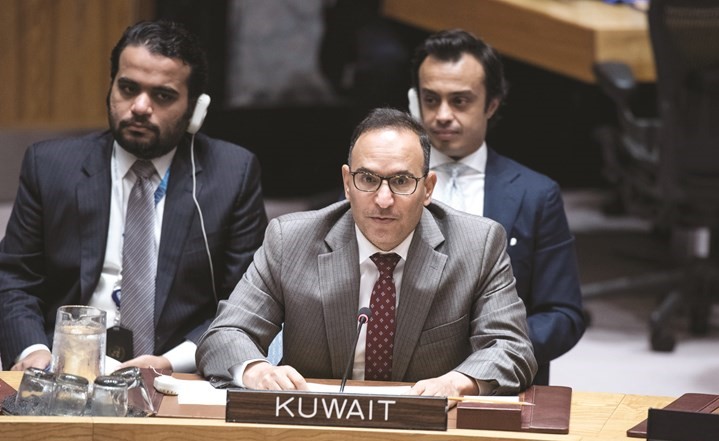 السفير منصور العتيبي خلال الاجتماع﻿