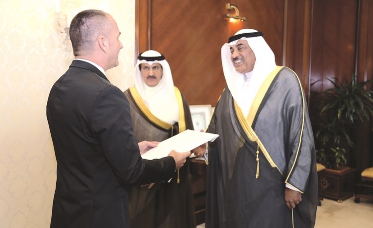 الشيخ صباح الخالد يتسلم نسخة من أوراق اعتماد سفير البوسنة والهرسك الجديد سانين هليموفيتش﻿
