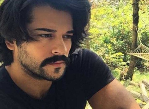 شاهد.. مظهر جديد لفنان تركي يثير الجدل