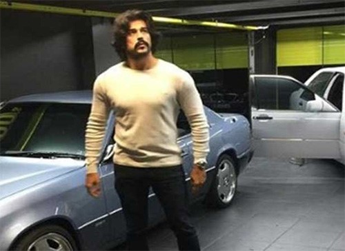 شاهد.. مظهر جديد لفنان تركي يثير الجدل