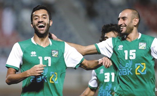 فرحة لاعبي الأخضر بالفوز على النصر- (الأزرق.كوم)﻿