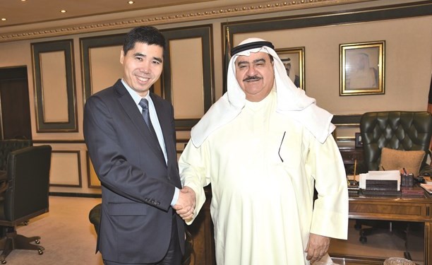 الفريق ثابت المهنا مستقبلا السفير الصيني ﻿