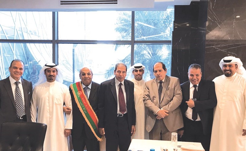 المستشار صبري سليمان متوسطا عددا من رجال القضاء الكويتيين والمصريين في الكويت خلال الحفل ﻿