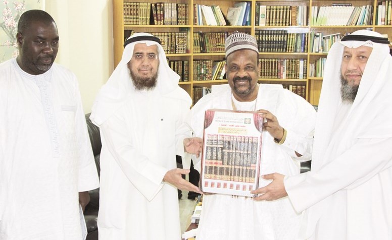 طارق العيسى وجاسم العيناتي مع السفير النيجيري﻿