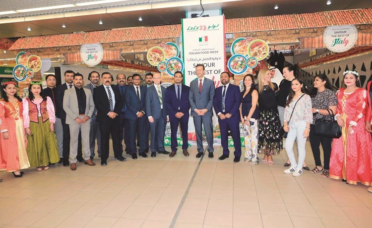 السفير الايطالي جيوسيبي سكوجناميجليو والحضور في صورة جماعية	(احمد علي)﻿