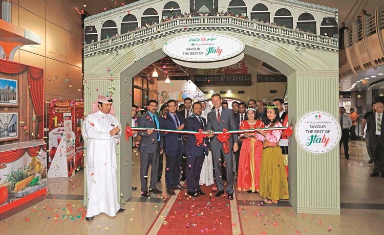 السفير الايطالي والحضور خلال افتتاح المهرجان ﻿