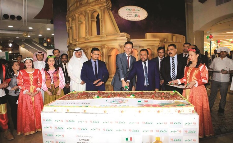 قطع كعكة الاحتفال ﻿
