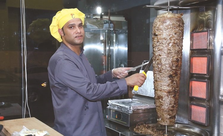 الشاورما في مطعم مستر تشيكن	(زين علام)﻿