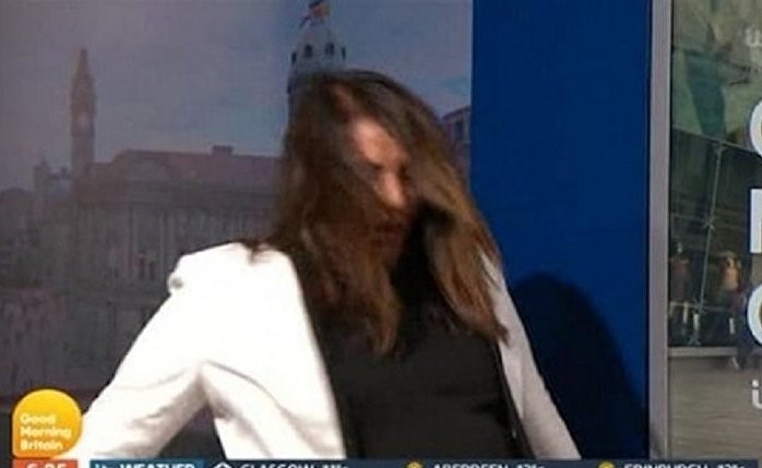 بالفيديو.. شاهد ماذا حدث لمذيعة بريطانية على الهواء مباشرة