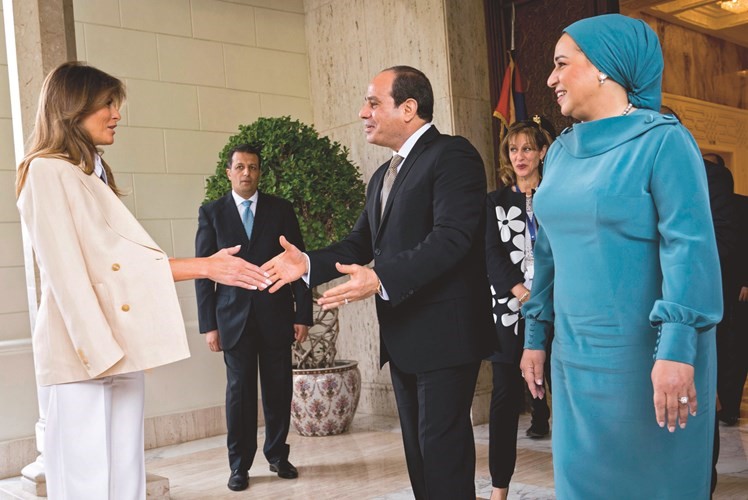  ﻿الرئيس المصري عبدالفتاح السيسي خلال استقبال قرينة الرئيس الأميركي ميلانيا ترامب في قصر الاتحادية أمس- (أ.ف.پ)﻿