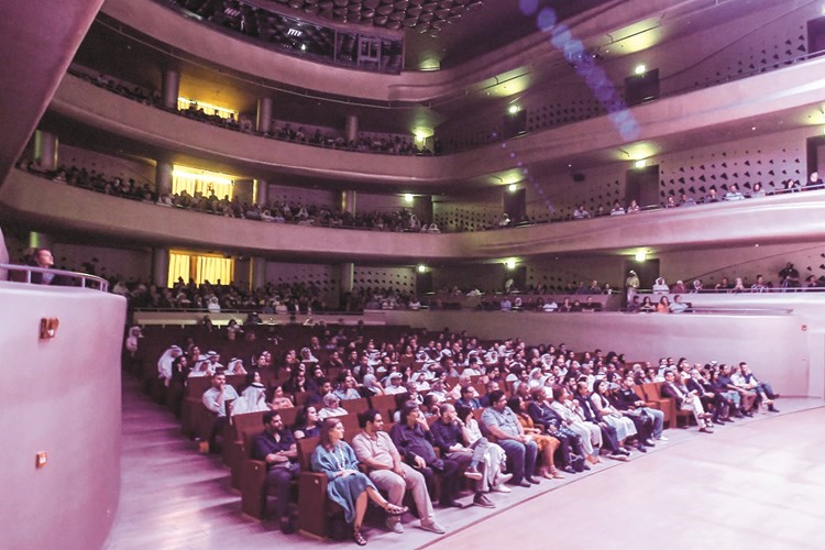 حضور كبير في مسرح جابر العلي بمركز الشيخ جابر الأحمد الثقافي ﻿