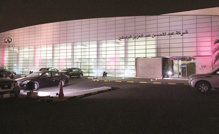 معرض إنفينيتي البابطين مضاء باللون الوردي﻿