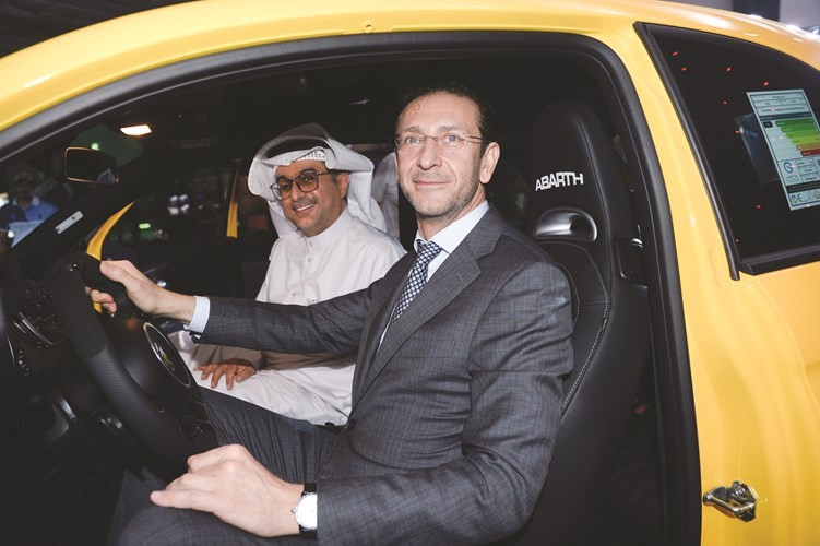 السفير الإيطالي وطلال بهبهاني داخل مقصورة أبارث﻿