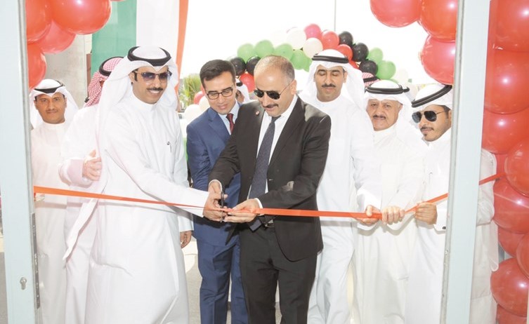 القنصل التركي والقنصل التجاري ورئيس مجلس الإدارة خلال الافتتاح﻿
