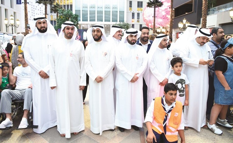 مطيع العجمي وعدد من المشاركين في الاحتفال بمجمع الأفنيوز 	(ريليش كومار)﻿