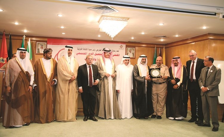 د.عبدالله الطريجي وعدد من المشاركين في الملتقى	 (عادل سلامة)﻿