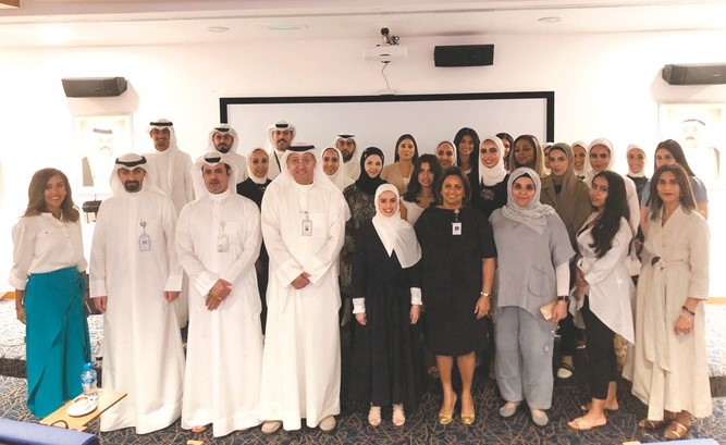 عدد من قيادات البنك مع خريجي الدورة﻿
