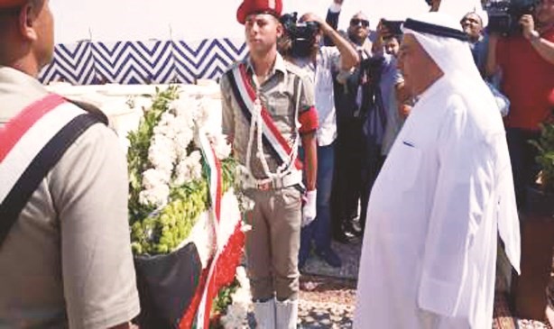 وسفيرنا بالقاهرة خلال وضع أكاليل الزهور على شواهد القبور ﻿