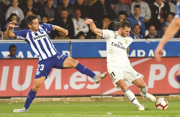 نجم ريال مدريد غاريث بيل يسدد الكرة على مرمى الافيس -(رويترز) ﻿