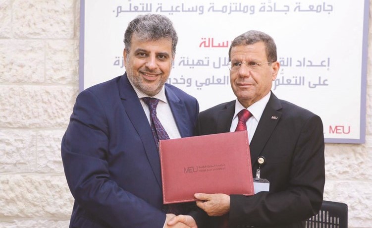 ماضي الخميس ود.محمد الحيلة بعد توقيع مذكرة التفاهم﻿
