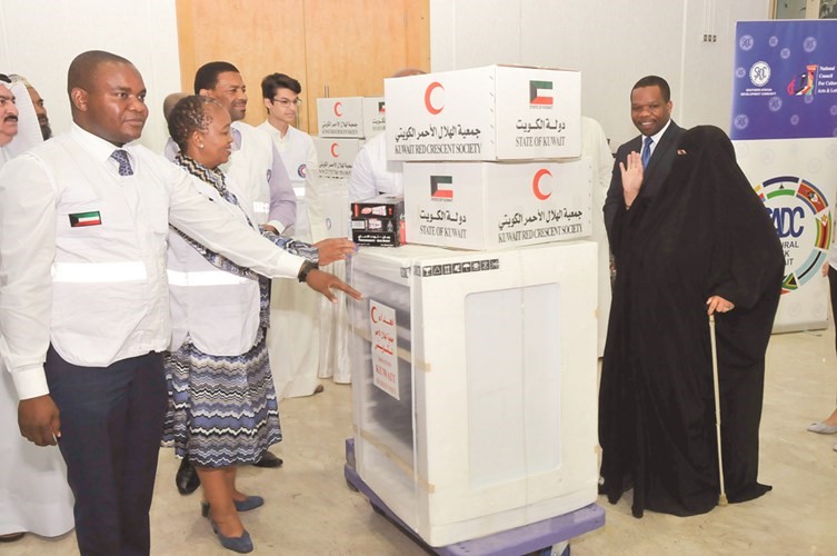جمعية الهلال الاحمر الكويتية توزع مساعدات على الاسر المتعففة في الكويت	 ﻿