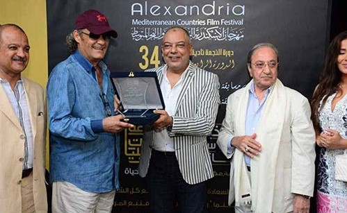 بالفيديو.. دريد لحام يكسر درع تكريمة في مهرجان الاسكندرية