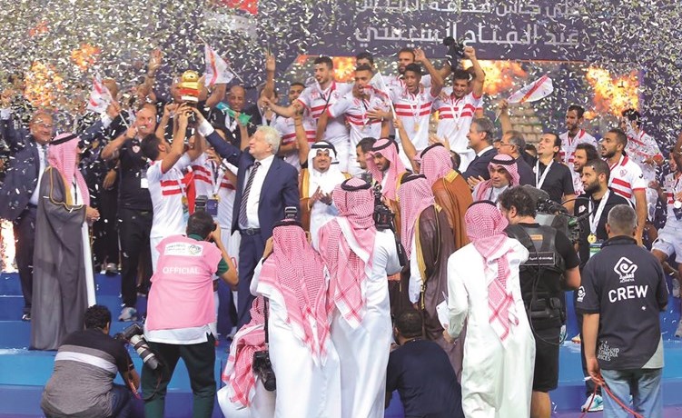 لاعبو الزمالك يحتفلون بكأس السوبر المصريالسعودي﻿