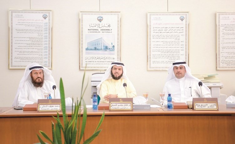 	لجنة حقوق الانسان خلال اجتماعها لبحث ملف البدون﻿