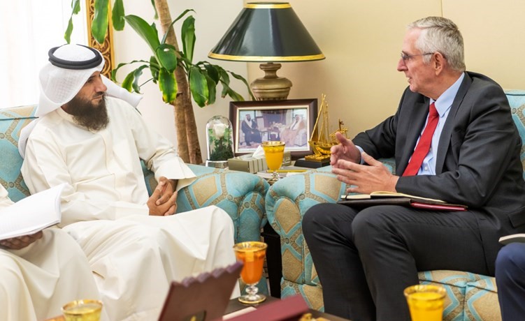 الأمين العام لمجلس الأمة علام الكندري اثناء استقباله السفير الدنماركي﻿
