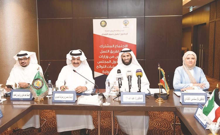 د.عبدالله البدر ود.سندس القبندي مع المشاركين من دول المجلس 	(متين غوزال)﻿