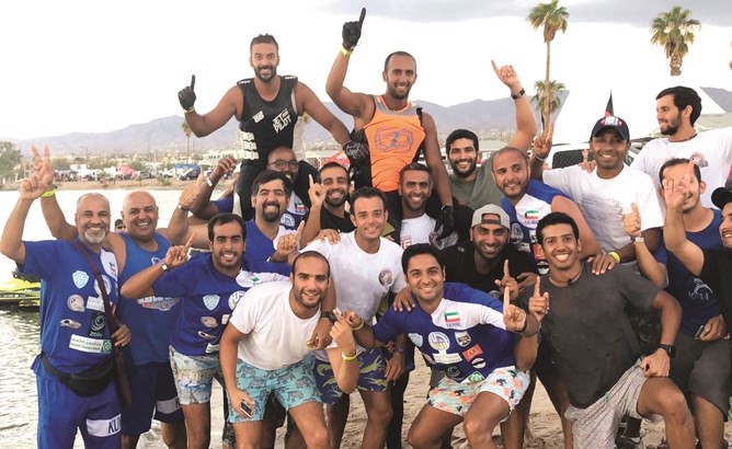 الباز وبوربيع محمولين على الأكتاف وسط فرحة لوفد المنتخب﻿