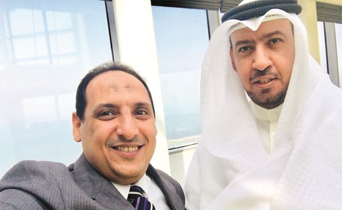  د. فهد العفاسي مع الزميل أسامة أبو السعود-(عادل سلامة) ﻿
