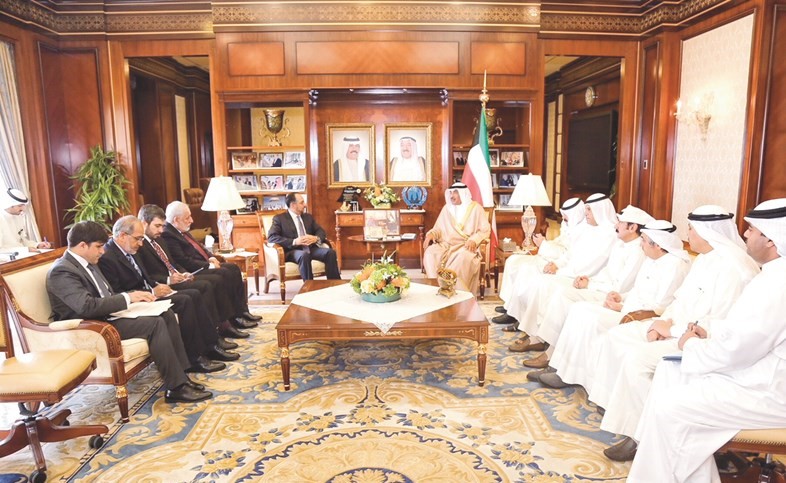 الشيخ صباح الخالد مستقبلا صلاح الدين رباني بحضور خالد الجارالله والسفير علي السعيد والسفير أيهم العمر والسفير صالح اللوغاني والمستشار سالم الحمدان﻿