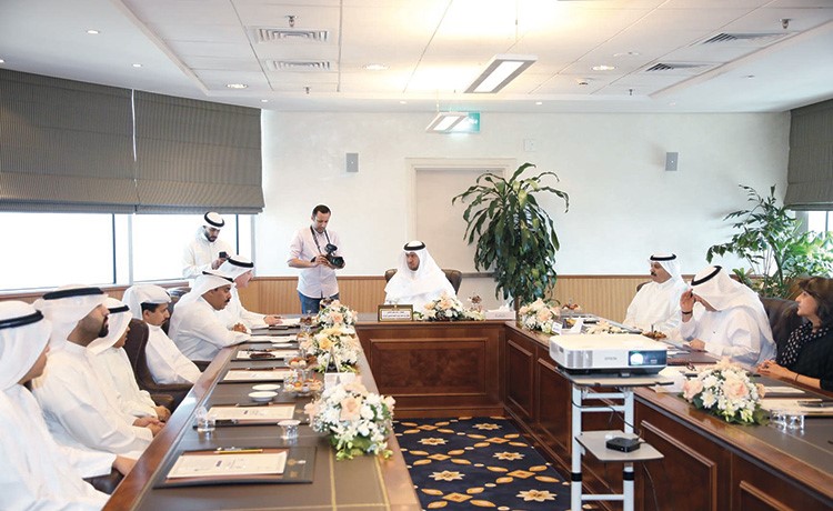 المستشار د.فهد العفاسي وعبداللطيف السريع والمستشار صلاح الجري خلال اللقاء(عادل سلامة)