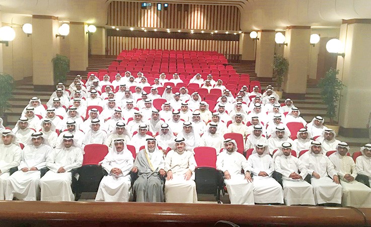 رئيس المجلس الأعلى للقضاء المستشار يوسف المطاوعة يتوسط وكلاء النائب العام عقب أداء اليمين	