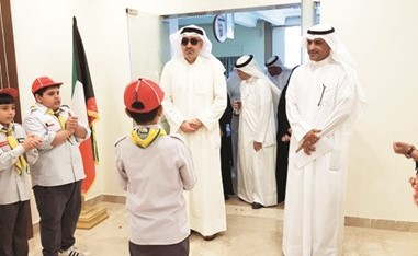وليد بن غيث يتابع إحدى فقرات الحفل من طلبة الأشبال ﻿