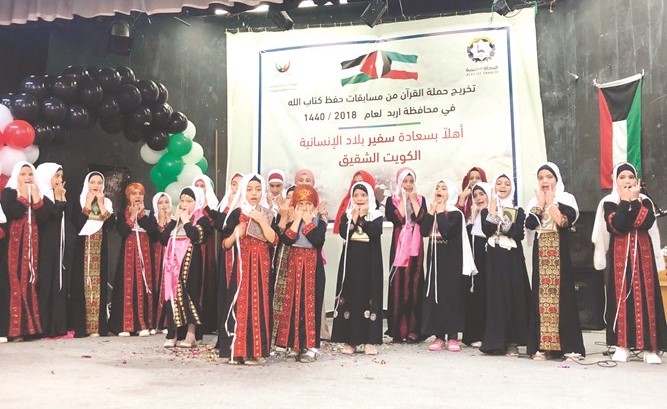 عدد من الحافظات من أبناء اللاجئين السوريين في الأردن خلال مراسم حفل التخريج﻿