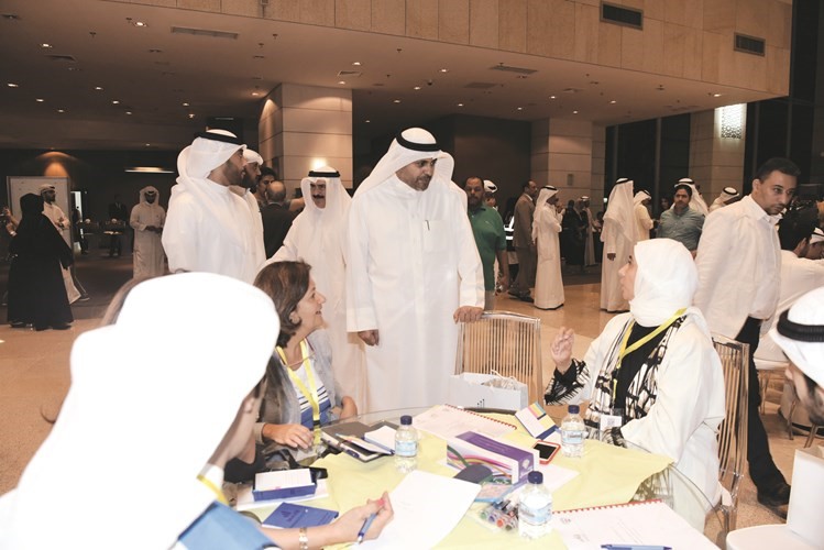 الجبري يستمع إلى ملاحظات إحدى المشاركات	(أحمد علي)﻿
