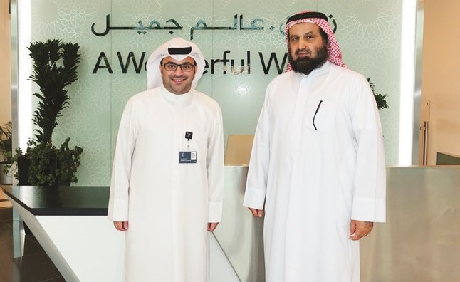 عبدالله العنزي أثناء تسلم الجائزة ﻿