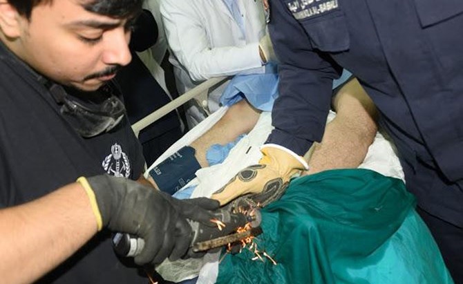العامل المصاب خلال نقله للمستشفى بعد انقاذه ﻿