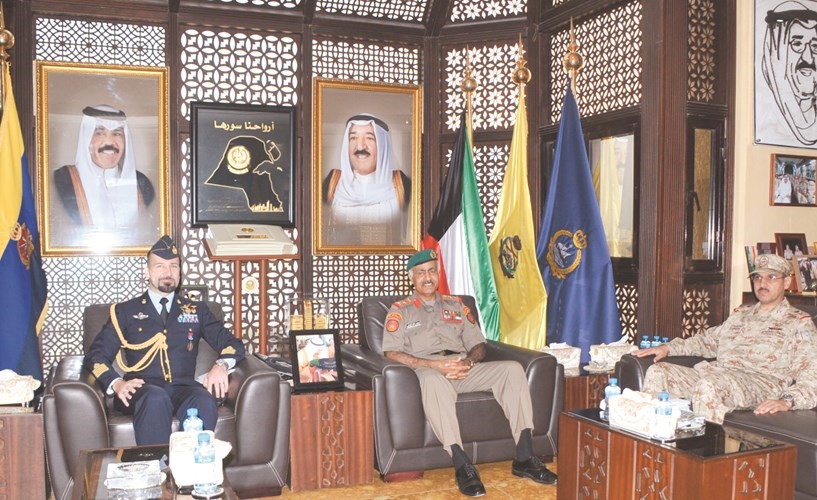 الفريق الركن محمد الخضر خلال لقائه الملحق العسكري الإيطالي العقيد فيتو كراكاس﻿