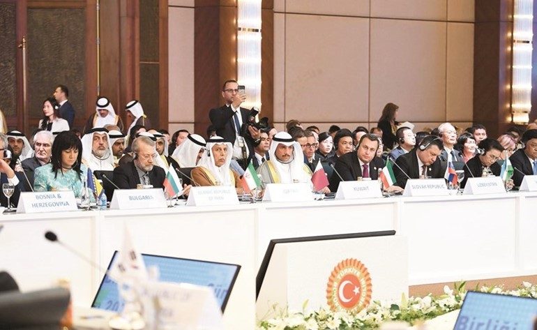 الرئيس مرزوق الغانم متوسطا رؤساء الوفود البرلمانية في الاجتماع الثالث لرؤساء البرلمانات الآسيوية والأوروبية المنعقد في مدينة أنطاليا﻿