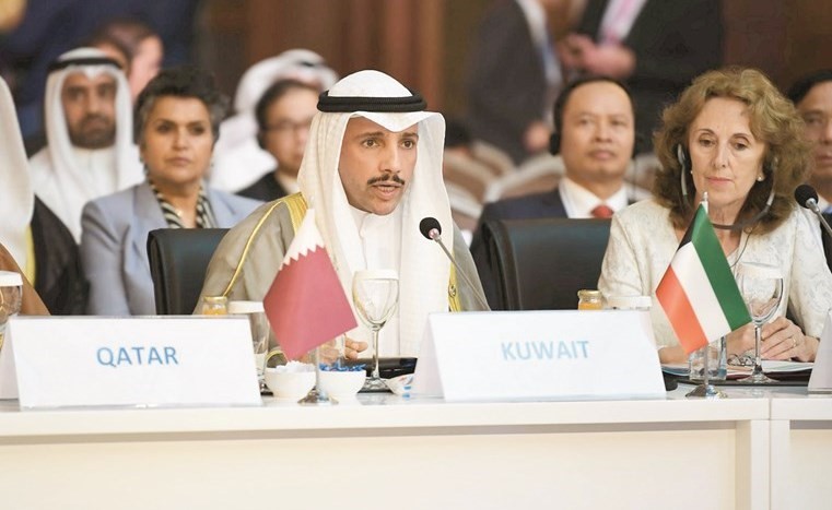 الرئيس الغانم خلال حديثه وتبدو صفاء الهاشم﻿