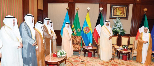 صاحب السمو الأمير الشيخ صباح الأحمد خلال استقباله الشيخ صباح الخالد والديبلوماسيين الجدد