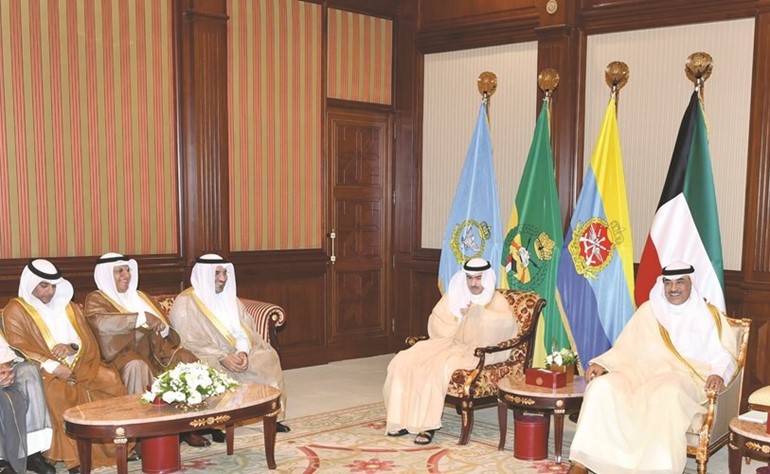 صاحب السمو الأمير الشيخ صباح الأحمد خلال استقباله الشيخ صباح الخالد والديبلوماسيين الجدد ﻿