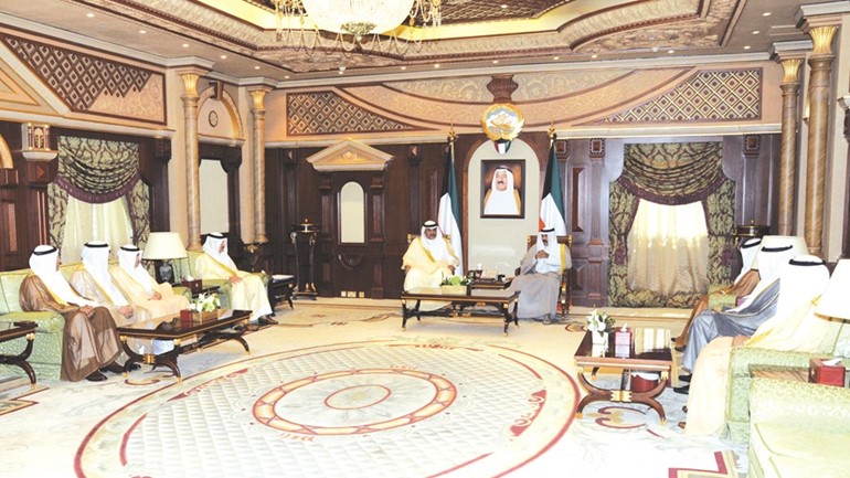 سمو ولي العهد الشيخ نواف الأحمد خلال استقباله الديبلوماسيين الجدد﻿
