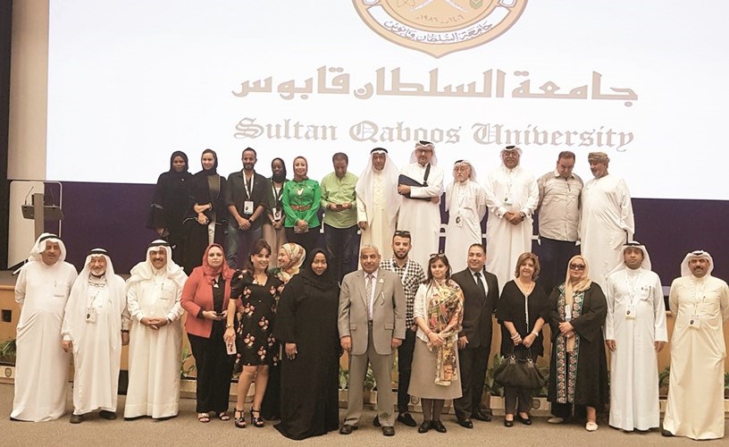لقطة جماعية لضيوف المهرجان في مركز قابوس الثقافي ﻿