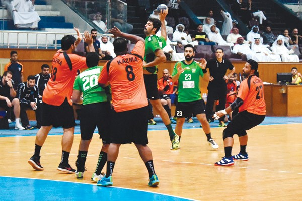 لاعب العربي سلمان الشمالي يصوب على مرمى كاظمة .. وفي الإطار جانب من المشاجرة   (محمد هنداوي)